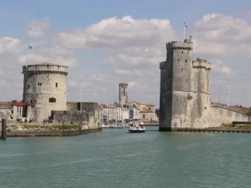 Bateau promenade devant les Tours du vieux port de La Rochelle Stephanie NADOUCE CT 23892 Bateau promenade devant les Tours du vieux port de La Rochelle